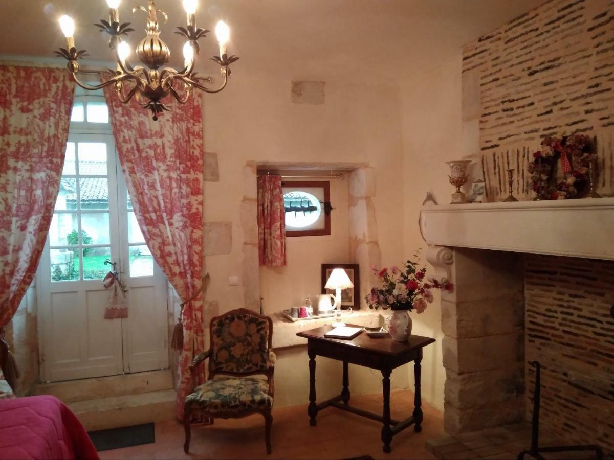 Chateau La Gentilhommiere Du Puits Notre-Dame 30 Rue De L'Eglise 24110 Saint Leon Sur L'Isle 外观 照片